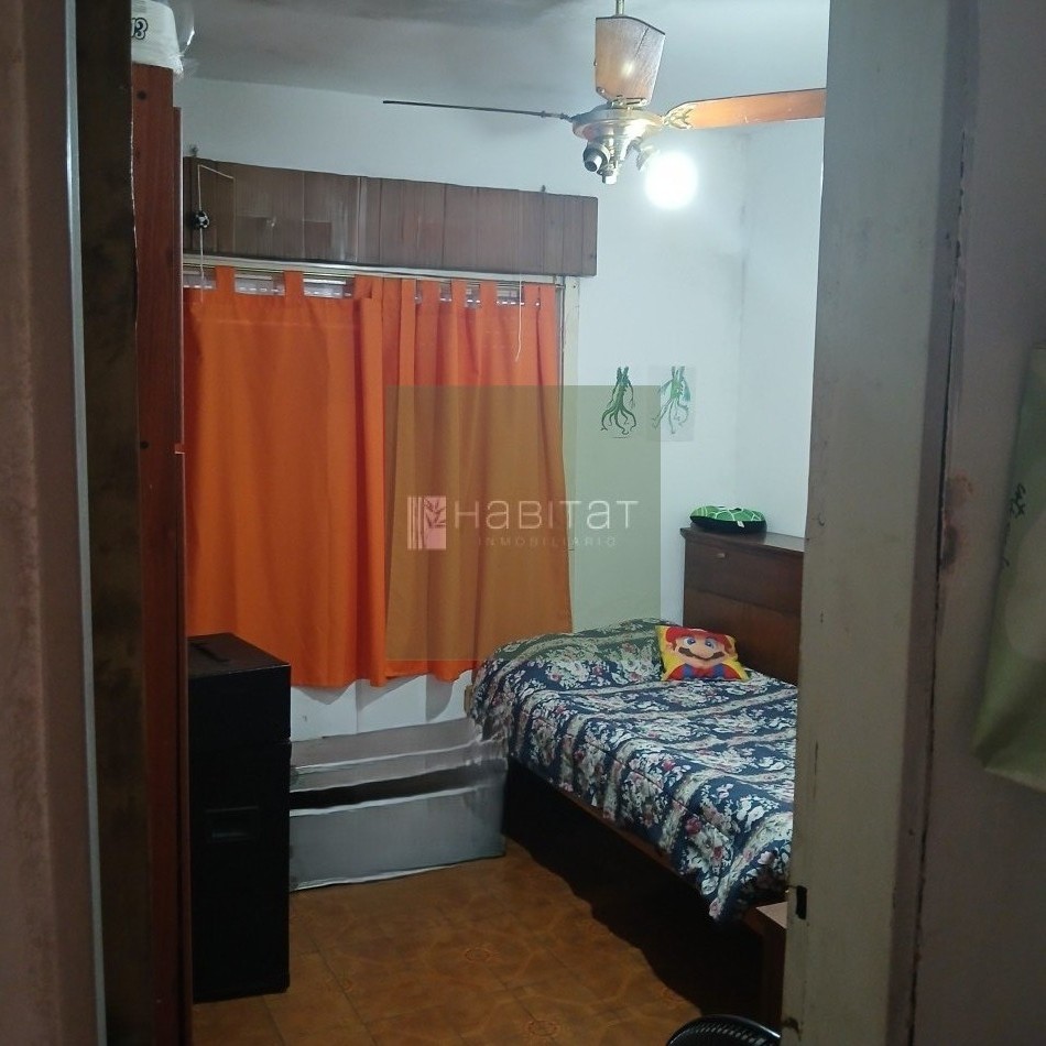 En venta, casa amplia, con cochera y espacio verde, en muy buen estado. Ubicada a metros de Avd. Pte. Peron, apta para credito hipotecario. 