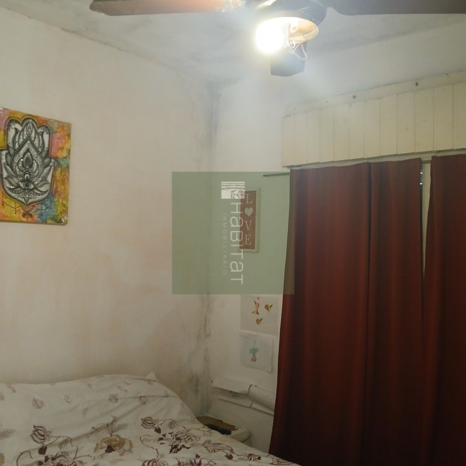 En venta, casa amplia, con cochera y espacio verde, en muy buen estado. Ubicada a metros de Avd. Pte. Peron, apta para credito hipotecario. 
