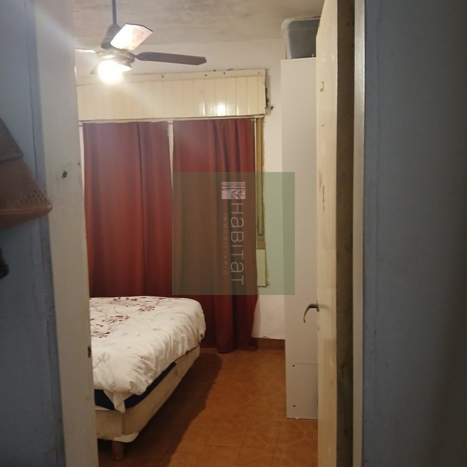 En venta, casa amplia, con cochera y espacio verde, en muy buen estado. Ubicada a metros de Avd. Pte. Peron, apta para credito hipotecario. 