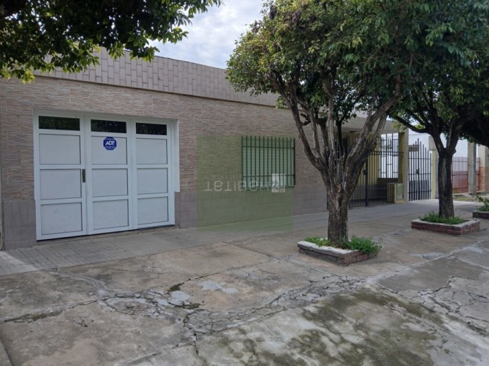 En venta, casa amplia, con cochera y espacio verde, en muy buen estado. Ubicada a metros de Avd. Pte. Peron, apta para credito hipotecario. 