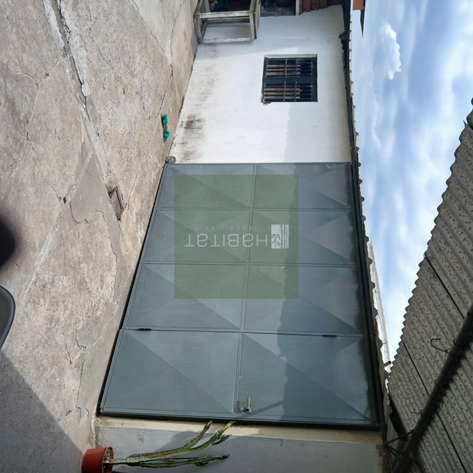 En venta, casa amplia, con cochera y espacio verde, en muy buen estado. Ubicada a metros de Avd. Pte. Peron, apta para credito hipotecario. 