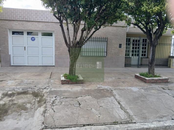 En venta, casa amplia, con cochera y espacio verde, en muy buen estado. Ubicada a metros de Avd. Pte. Peron, apta para credito hipotecario. 