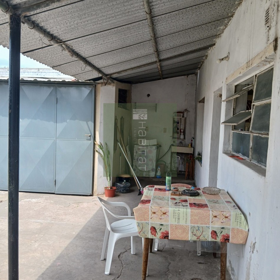 En venta, casa amplia, con cochera y espacio verde, en muy buen estado. Ubicada a metros de Avd. Pte. Peron, apta para credito hipotecario. 