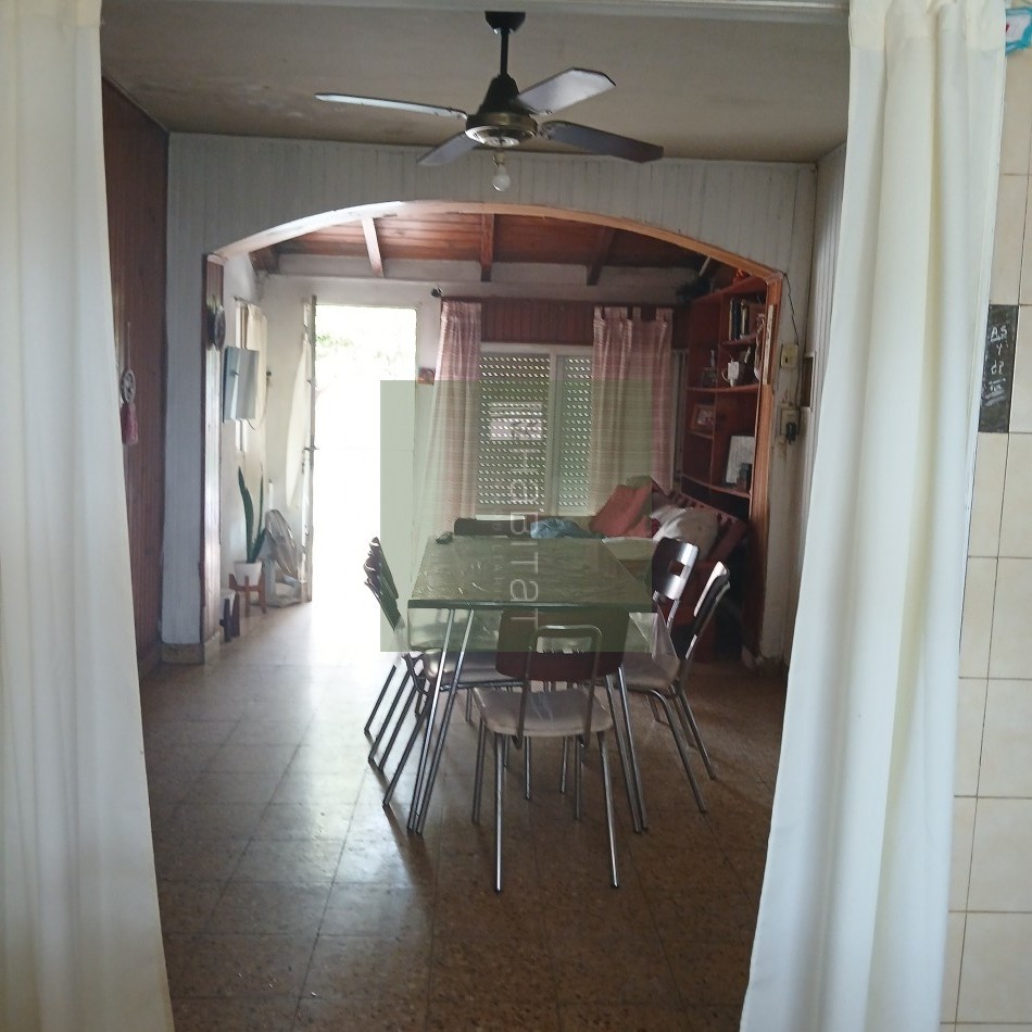 En venta, casa amplia, con cochera y espacio verde, en muy buen estado. Ubicada a metros de Avd. Pte. Peron, apta para credito hipotecario. 