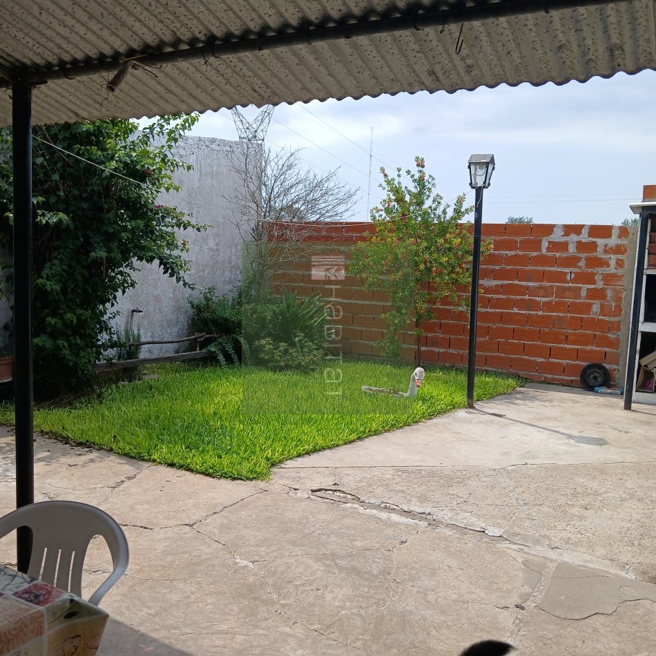 En venta, casa amplia, con cochera y espacio verde, en muy buen estado. Ubicada a metros de Avd. Pte. Peron, apta para credito hipotecario. 
