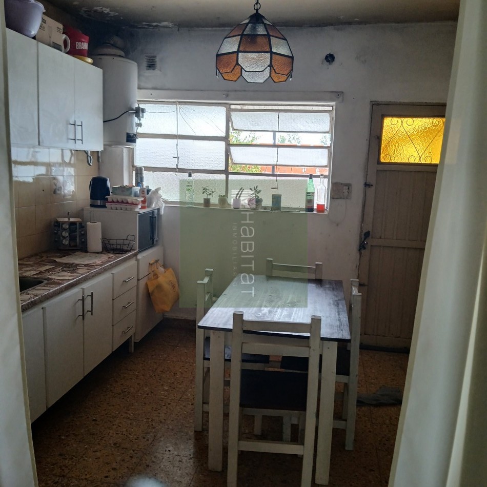 En venta, casa amplia, con cochera y espacio verde, en muy buen estado. Ubicada a metros de Avd. Pte. Peron, apta para credito hipotecario. 