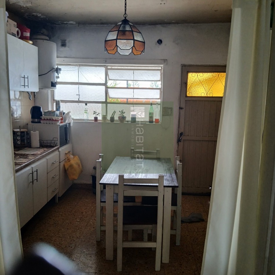 En venta, casa amplia, con cochera y espacio verde, en muy buen estado. Ubicada a metros de Avd. Pte. Peron, apta para credito hipotecario. 
