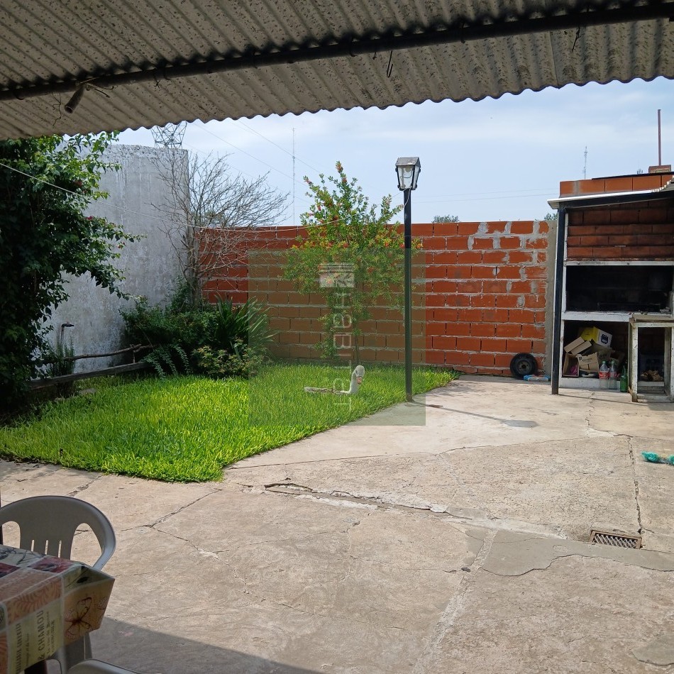 En venta, casa amplia, con cochera y espacio verde, en muy buen estado. Ubicada a metros de Avd. Pte. Peron, apta para credito hipotecario. 