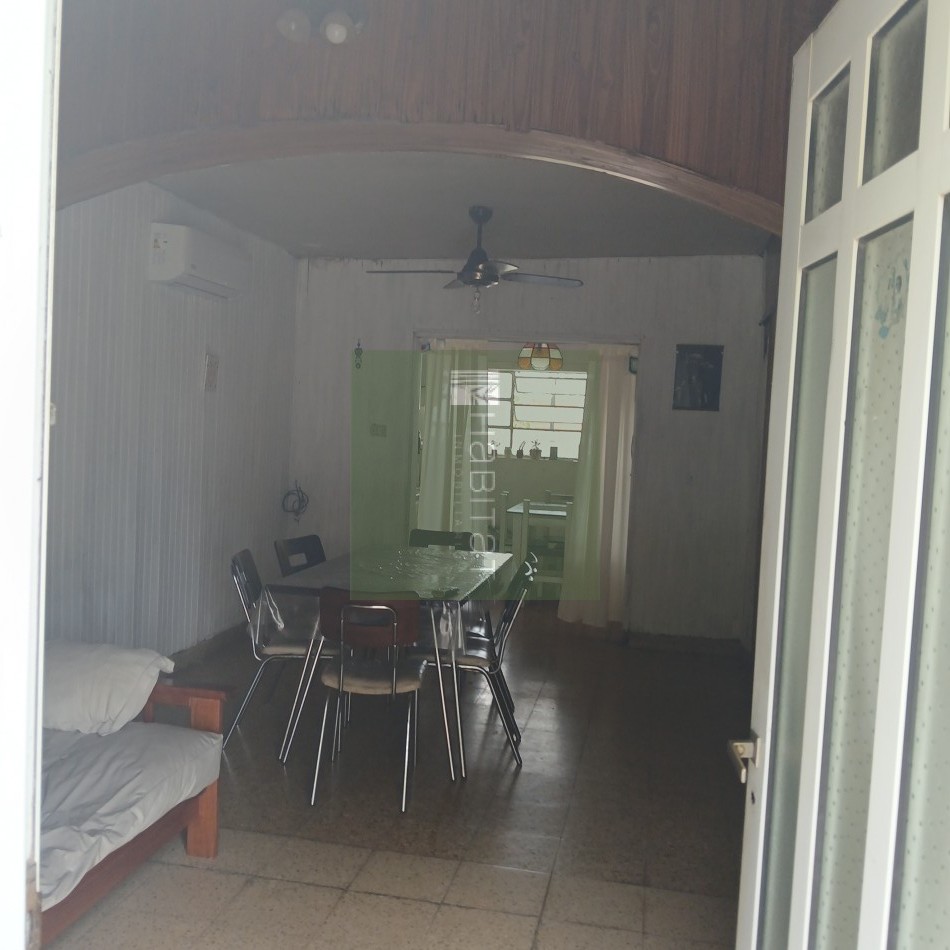 En venta, casa amplia, con cochera y espacio verde, en muy buen estado. Ubicada a metros de Avd. Pte. Peron, apta para credito hipotecario. 