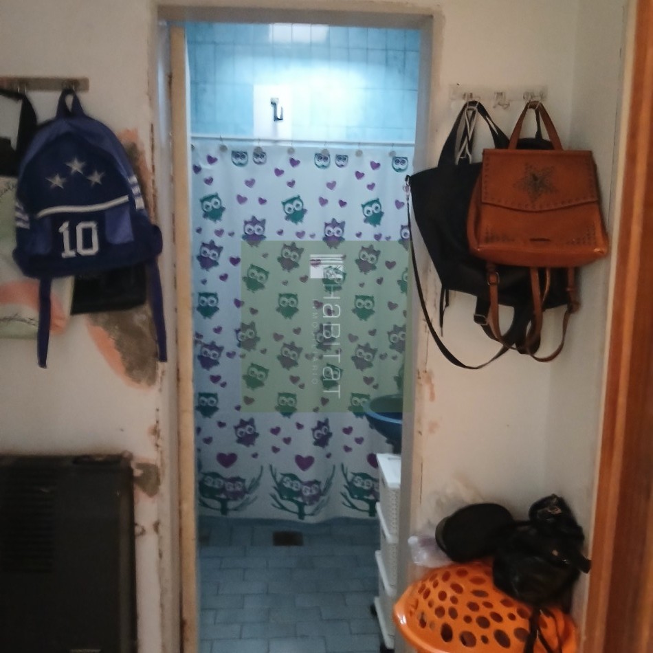 En venta, casa amplia, con cochera y espacio verde, en muy buen estado. Ubicada a metros de Avd. Pte. Peron, apta para credito hipotecario. 