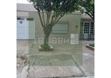 En venta, casa amplia, con cochera y espacio verde, en muy buen estado. Ubicada a metros de Avd. Pte. Peron, apta para credito hipotecario. 